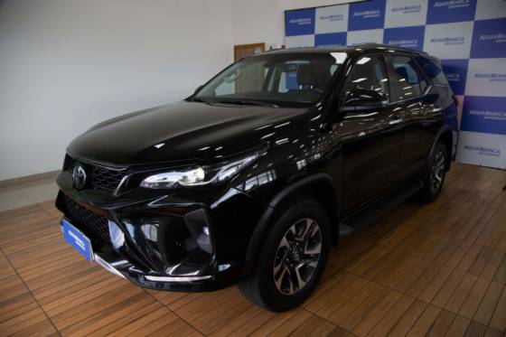 TOYOTA HILUX SW4 2.8 D-4D TURBO DIESEL SRX PLATINUM 7L 4X4 AUTOMÁTICO
